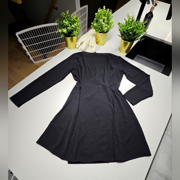 H&M Jolie petite robe noir fluide, coupe en A, à manches longues - Picture 4 of 5